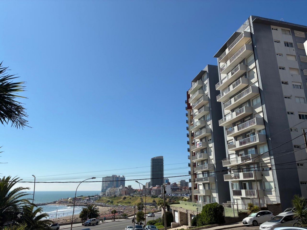 TRES AMBIENTES. VISTA AL MAR.COCHERA. VARESE